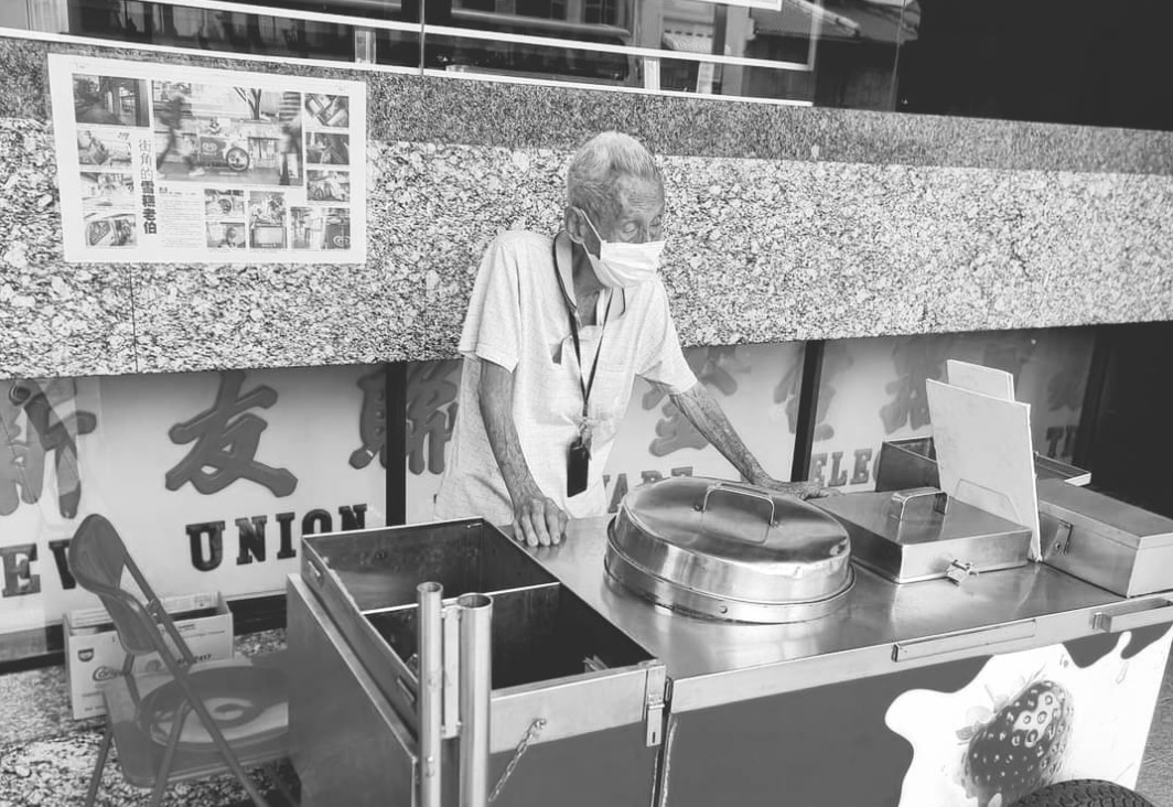 Heartfelt tributes pour in for Sim Lim ice cream uncle Ah Boon who passes away at 92